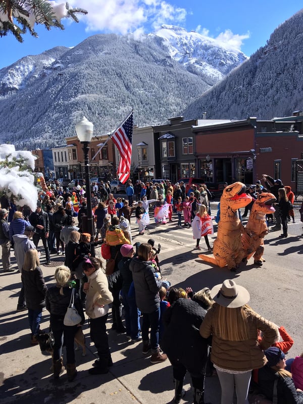 snow-overnight-telluride-parade